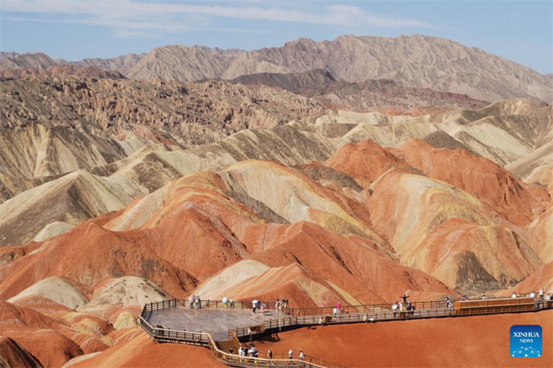 Paisagem única do Parque Geológico Nacional de Danxia em Zhangye atrai numerosos curiosos