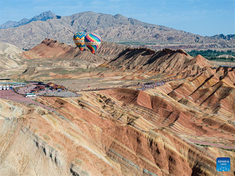 Paisagem única do Parque Geológico Nacional de Danxia em Zhangye atrai numerosos curiosos