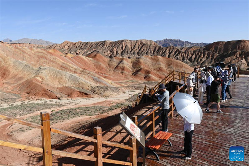 Paisagem única do Parque Geológico Nacional de Danxia em Zhangye atrai numerosos curiosos