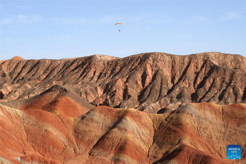 Paisagem única do Parque Geológico Nacional de Danxia em Zhangye atrai numerosos curiosos