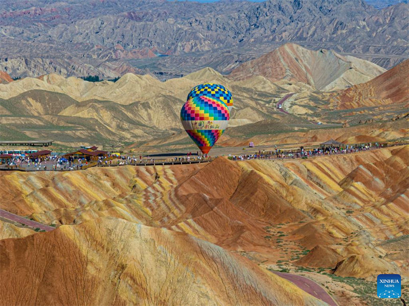 Paisagem única do Parque Geológico Nacional de Danxia em Zhangye atrai numerosos curiosos