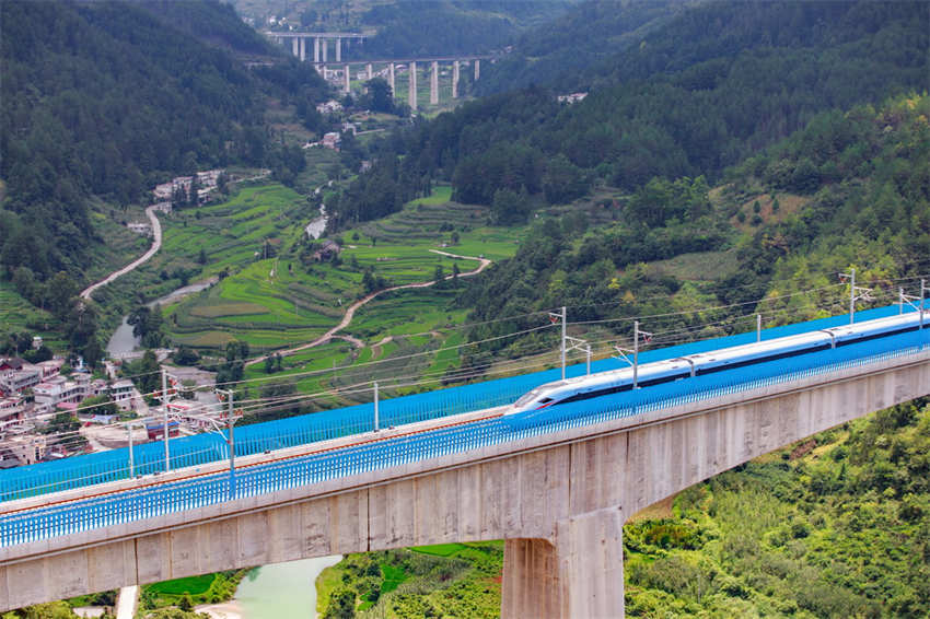 Guizhou: primeira ferrovia de alta velocidade com circulação projetada de 350 km/h entra em operação