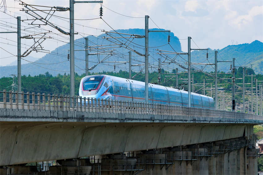 Guizhou: primeira ferrovia de alta velocidade com circulação projetada de 350 km/h entra em operação