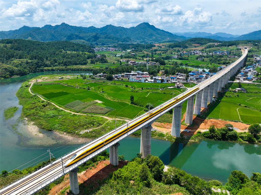 Guizhou: primeira ferrovia de alta velocidade com circulação projetada de 350 km/h entra em operação