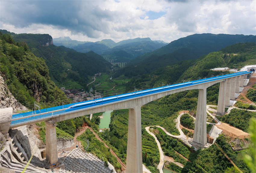 Guizhou: primeira ferrovia de alta velocidade com circulação projetada de 350 km/h entra em operação