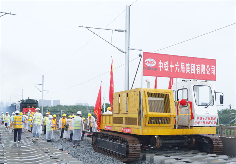 China: primeira ferrovia de alta velocidade até à fronteira com o Vietnã inicia colocação de carris