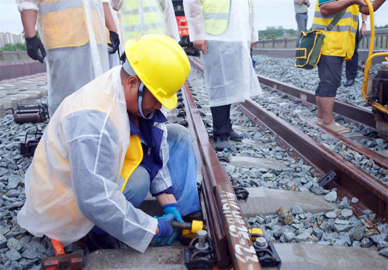 China: primeira ferrovia de alta velocidade até à fronteira com o Vietnã inicia colocação de carris