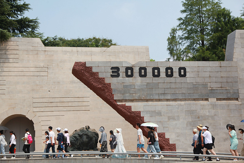 Chineses homenageiam vítimas do Massacre de Nanjing na véspera do 78º aniversário da rendição incondicional do Japão