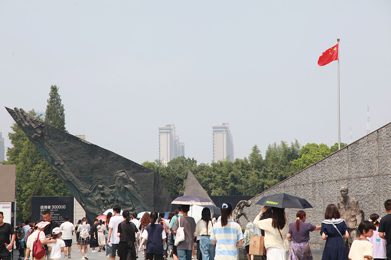 Chineses homenageiam vítimas do Massacre de Nanjing na véspera do 78º aniversário da rendição incondicional do Japão