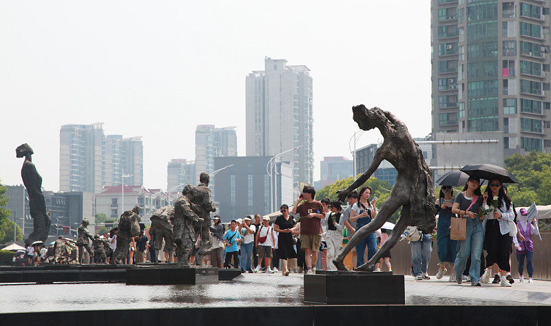 Chineses homenageiam vítimas do Massacre de Nanjing na véspera do 78º aniversário da rendição incondicional do Japão