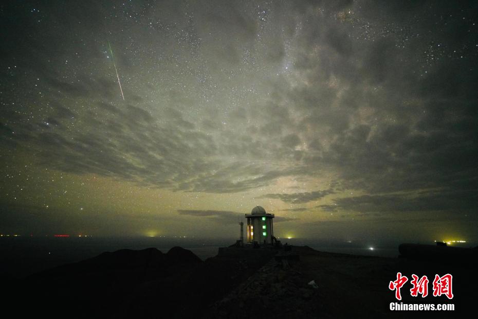 Qinghai: chuva de meteoros na montanha Saishiteng ilumina o céu