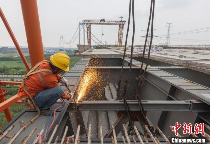 Construção da ponte Longtan sobre rio Yangtze avança de forma constante