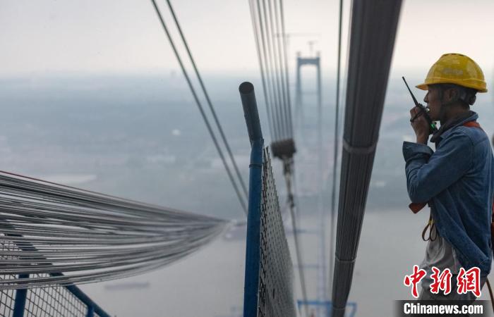 Construção da ponte Longtan sobre rio Yangtze avança de forma constante