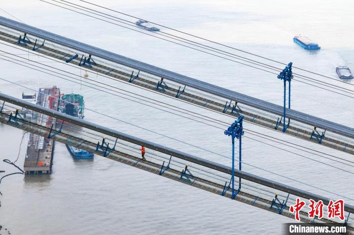 Construção da ponte Longtan sobre rio Yangtze avança de forma constante