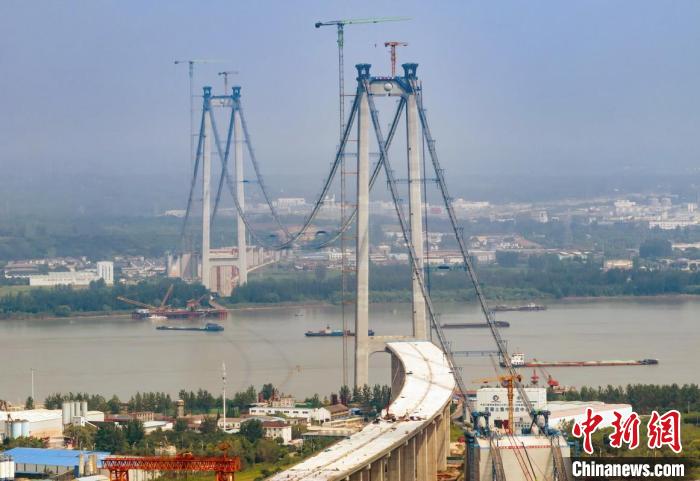 Construção da ponte Longtan sobre rio Yangtze avança de forma constante