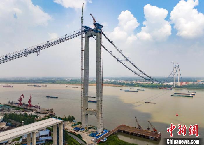 Construção da ponte Longtan sobre rio Yangtze avança de forma constante