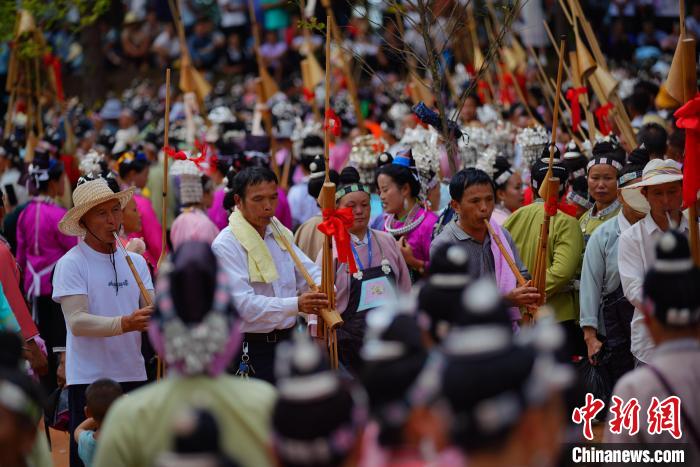 Guizhou: etnia Miao celebra festival tradicional