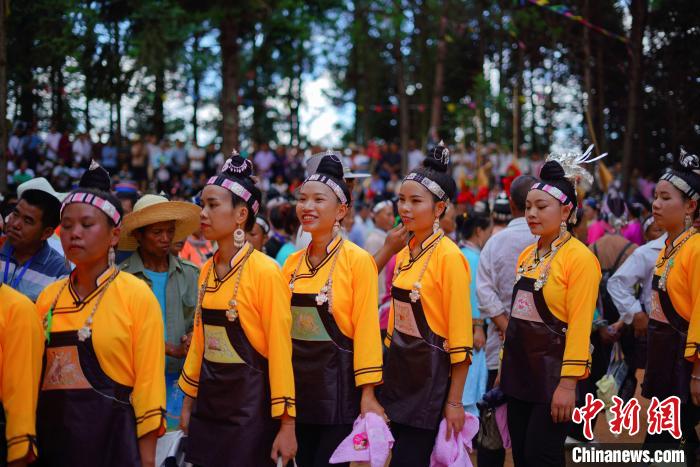 Guizhou: etnia Miao celebra festival tradicional