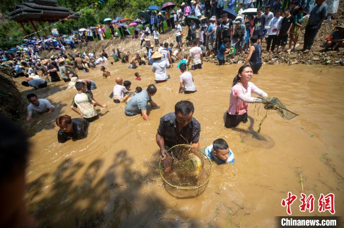 Guizhou: povo da etnia Miao celebra festival tradicional 