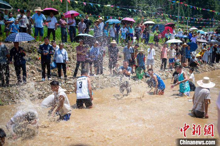 Guizhou: povo da etnia Miao celebra festival tradicional 