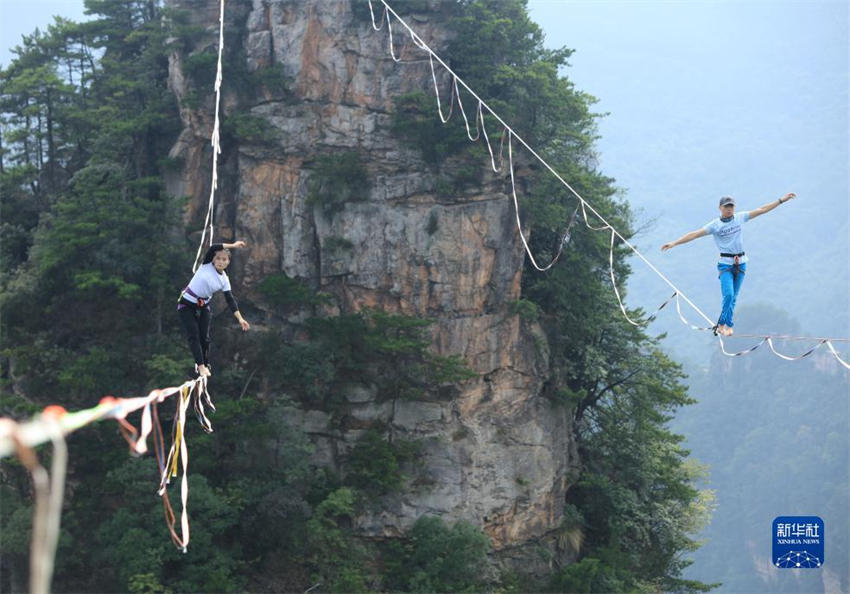 Competição de Slackline organizada no Parque Nacional Florestal de Zhangjiajie