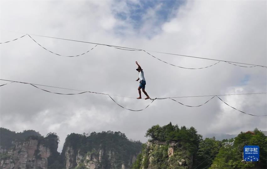 Competição de Slackline organizada no Parque Nacional Florestal de Zhangjiajie