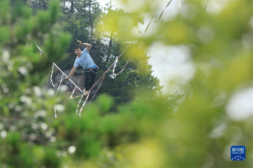 Competição de Slackline organizada no Parque Nacional Florestal de Zhangjiajie
