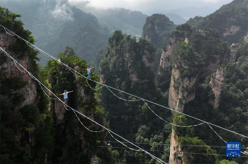 Competição de Slackline organizada no Parque Nacional Florestal de Zhangjiajie