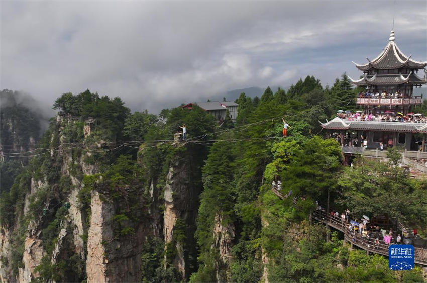 Competição de Slackline organizada no Parque Nacional Florestal de Zhangjiajie