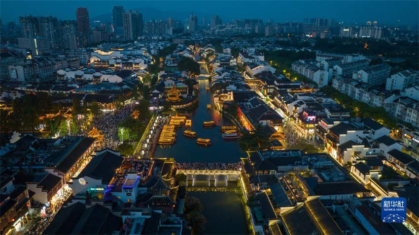 Cidade chinesa de Nanjing dinamiza vida noturna em centro histórico