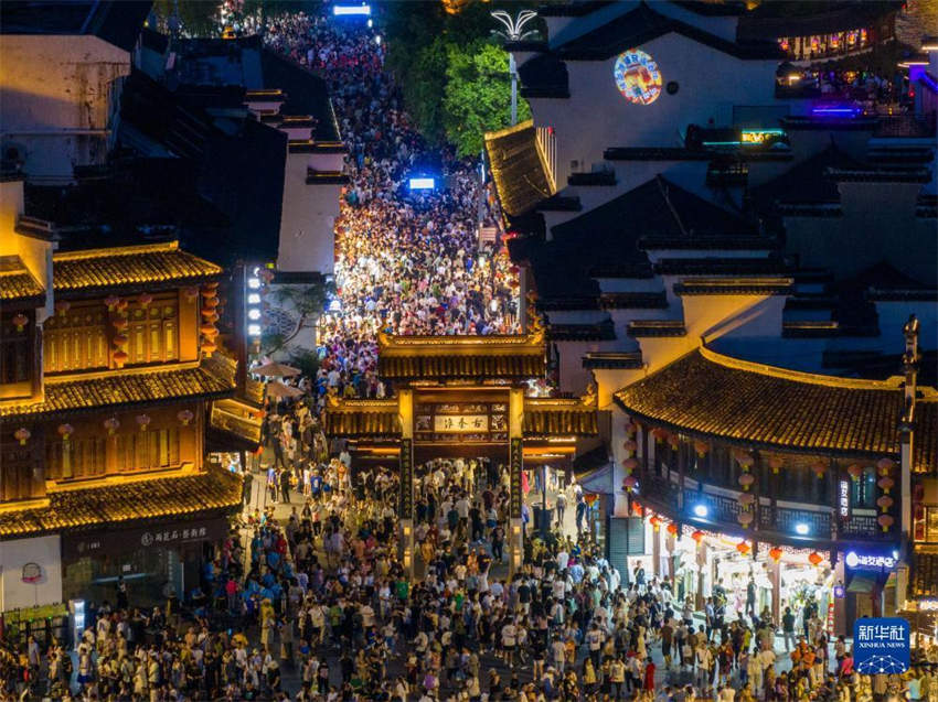 Cidade chinesa de Nanjing dinamiza vida noturna em centro histórico