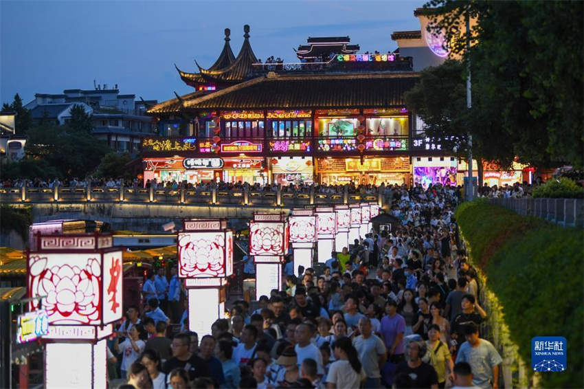 Cidade chinesa de Nanjing dinamiza vida noturna em centro histórico