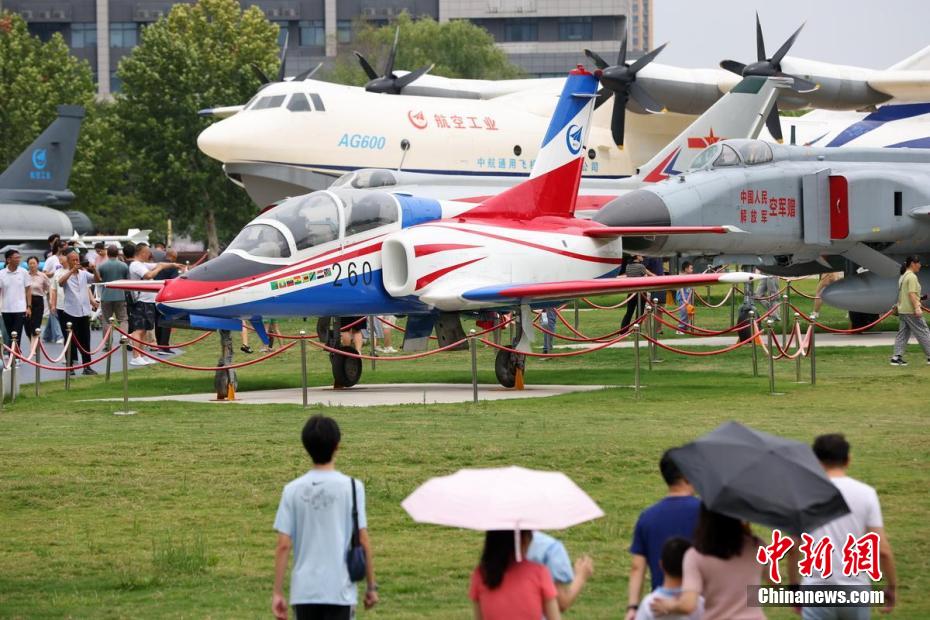 Universidade na cidade chinesa de Nanjing recebe novos alunos de forma criativa