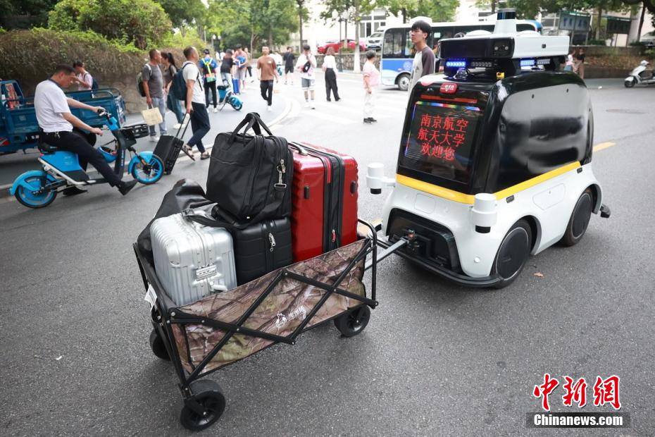 Universidade na cidade chinesa de Nanjing recebe novos alunos de forma criativa