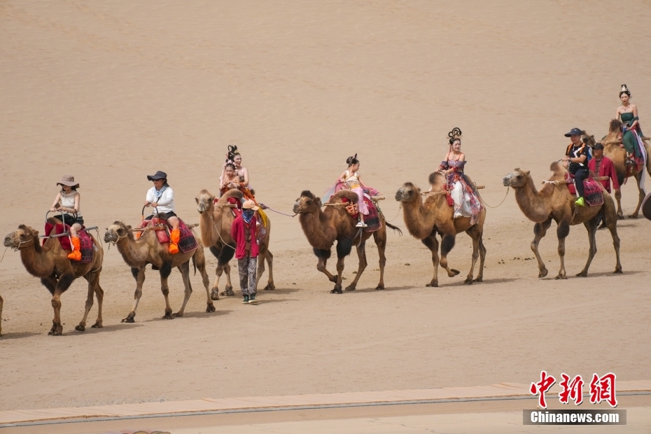 Fotografias de viagem cada vez mais populares em Dunhuang, noroeste da China