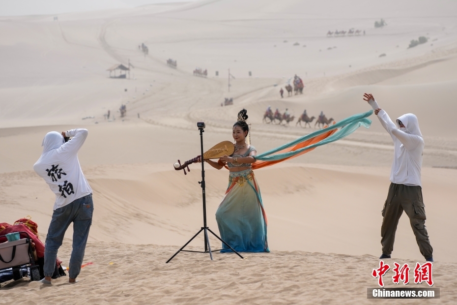 Fotografias de viagem cada vez mais populares em Dunhuang, noroeste da China