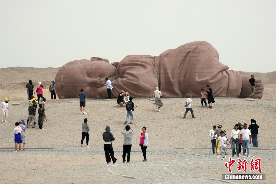 Galeria Internacional de Arte de Esculturas do Deserto de Gobi atrai visitantes no noroeste da China