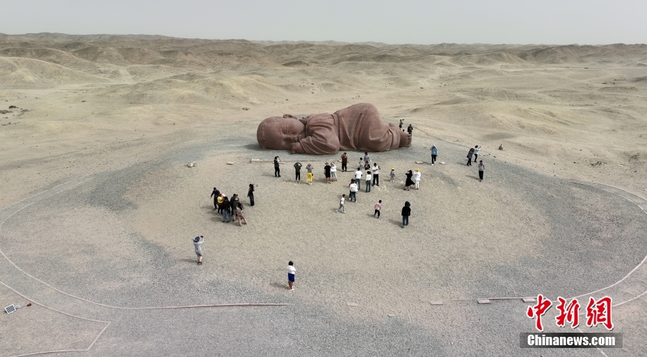 Galeria Internacional de Arte de Esculturas do Deserto de Gobi atrai visitantes no noroeste da China