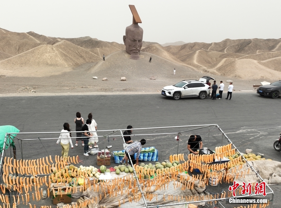 Galeria Internacional de Arte de Esculturas do Deserto de Gobi atrai visitantes no noroeste da China