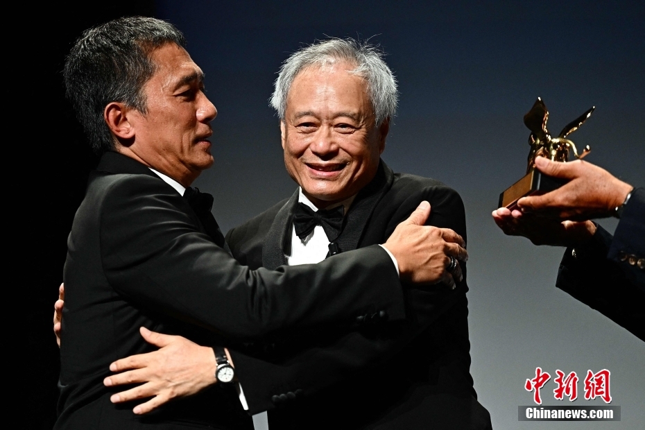 Tony Leung galardoado com Leão de Ouro