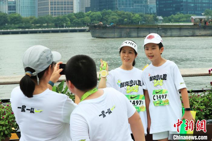 Maratona Infantil de Shanghai de 2023 inicia ao longo do rio Huangpu