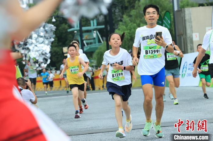 Maratona Infantil de Shanghai de 2023 inicia ao longo do rio Huangpu