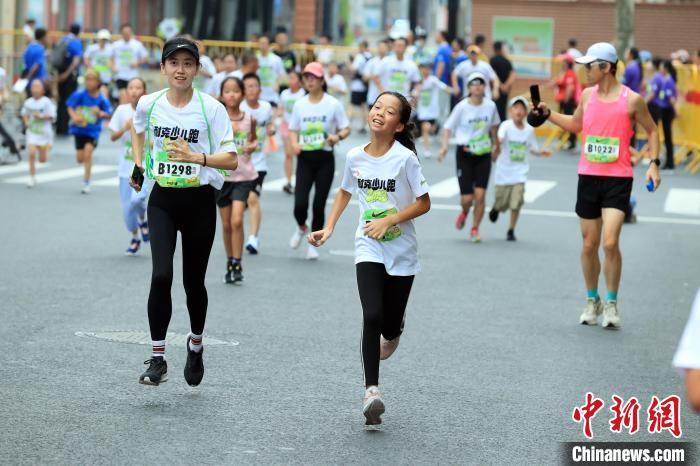 Maratona Infantil de Shanghai de 2023 inicia ao longo do rio Huangpu