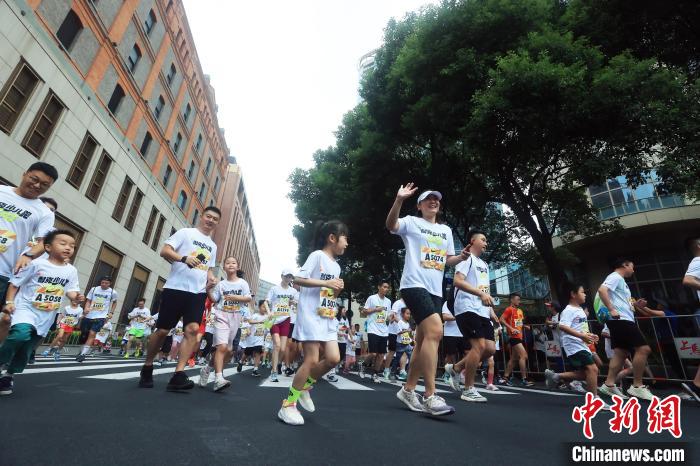 Maratona Infantil de Shanghai de 2023 inicia ao longo do rio Huangpu