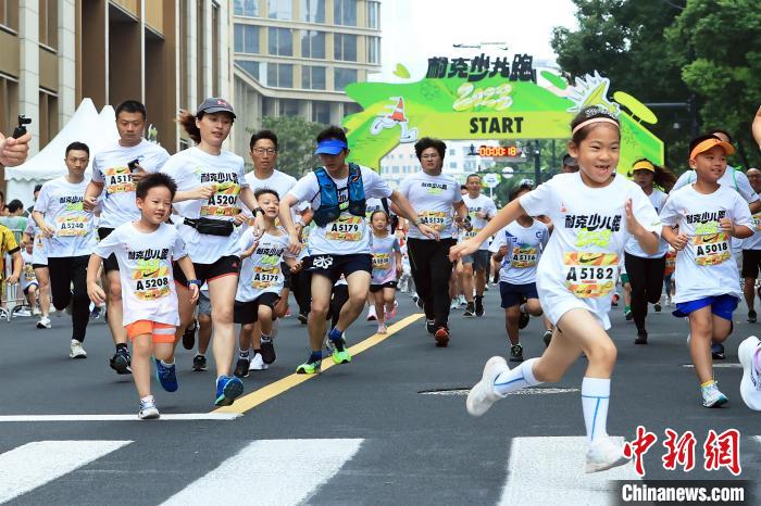 Maratona Infantil de Shanghai de 2023 inicia ao longo do rio Huangpu