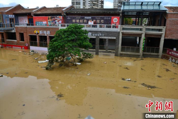 Inundações afetam gravemente áreas urbanas e rurais no leste da China devido ao tufão Haikui