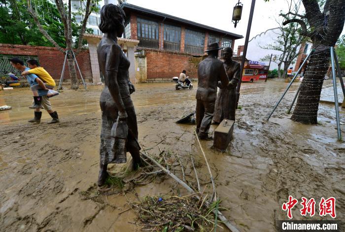 Inundações afetam gravemente áreas urbanas e rurais no leste da China devido ao tufão Haikui