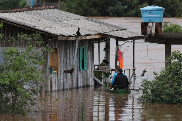 Número de mortos nas enchentes no sul do Brasil sobe para 32