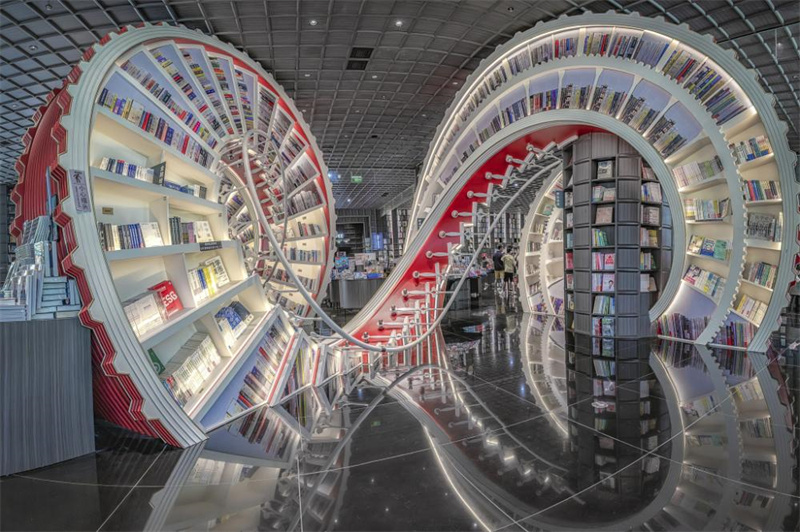 Biblioteca com design exclusivo atrai leitores