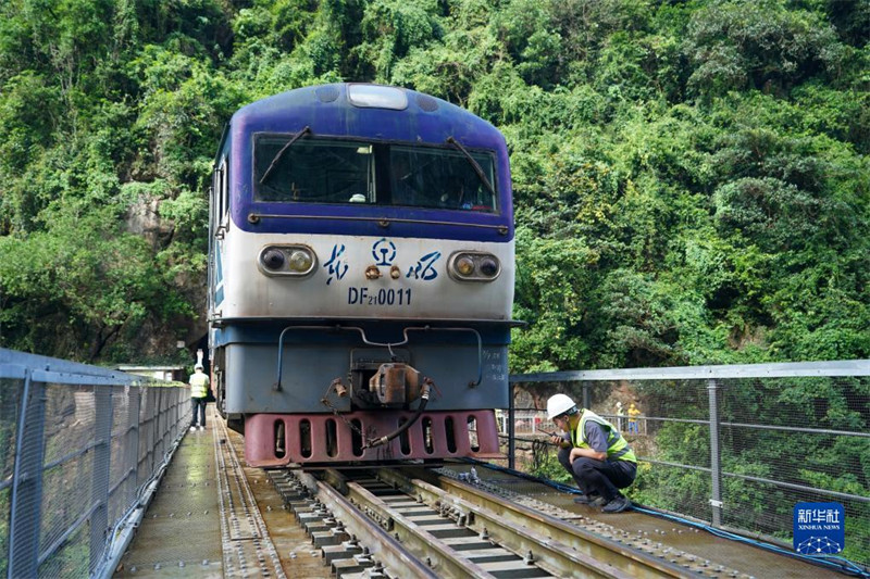 Ponte ferroviária transfronteiriça sino-vietnamita de bitola métrica inicia teste sistemático